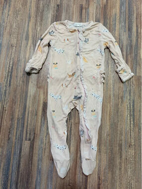 Angel dear ruffle butt footie size 6-9m